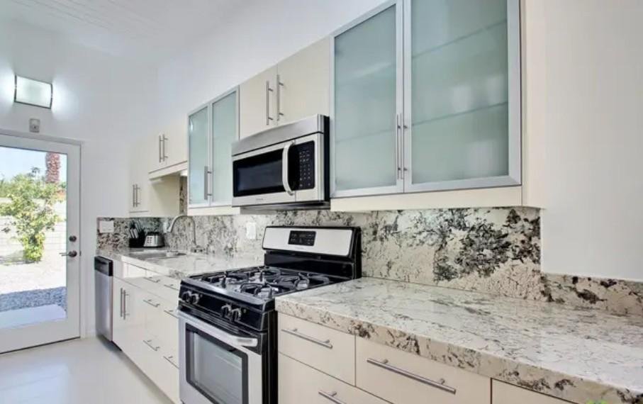 562 N Monterey Rd., Palm Springs, CA