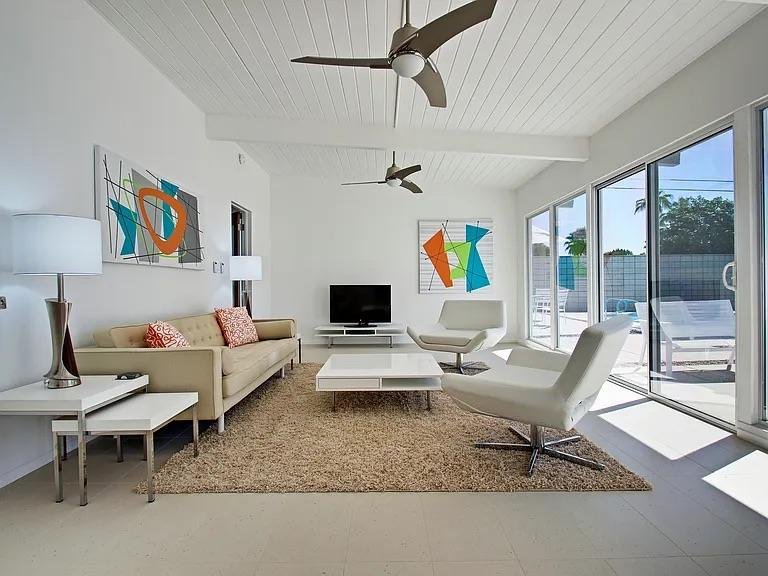 562 N Monterey Rd., Palm Springs, CA